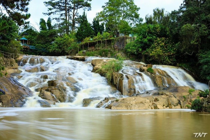 Thác cam ly réo rắt bên ngàn thông